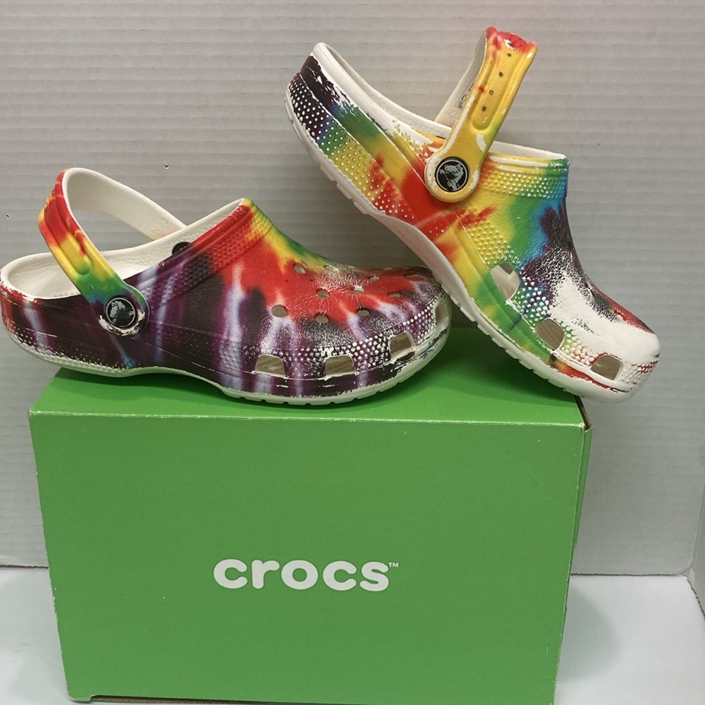 CROCS UNISEX TIE DYE GRAPHIC CLOG SANDAL CHILDREN 730061